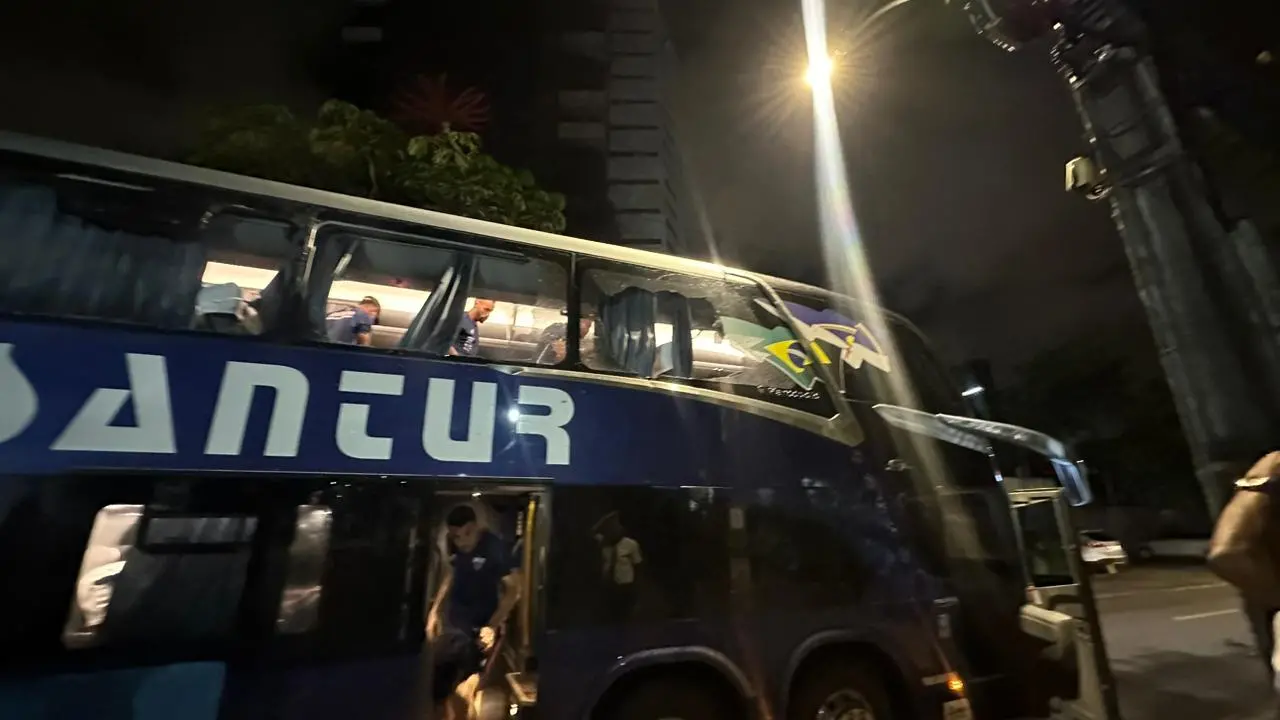 Imagem da notícia: Ônibus do Fortaleza é atacado por torcedores do Sport e jogadores ficam feridos