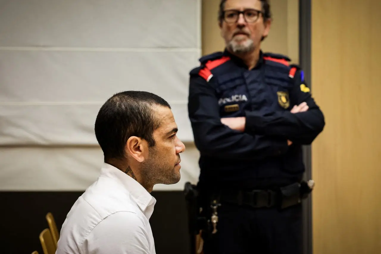 daniel alves diante de policial