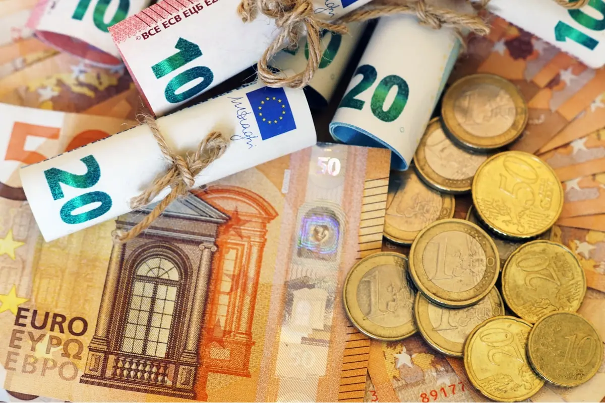 Imagem da notícia Euro hoje (01/12): veja o valor da cotação comercial e turismo