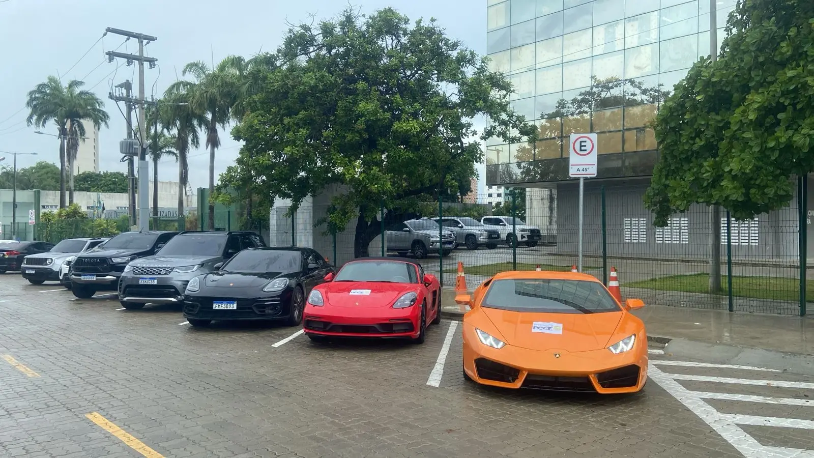 Imagem da notícia: Lamborghini, Porsche e lancha: quadrilha luxava com esquema de pirâmide e golpes no CE