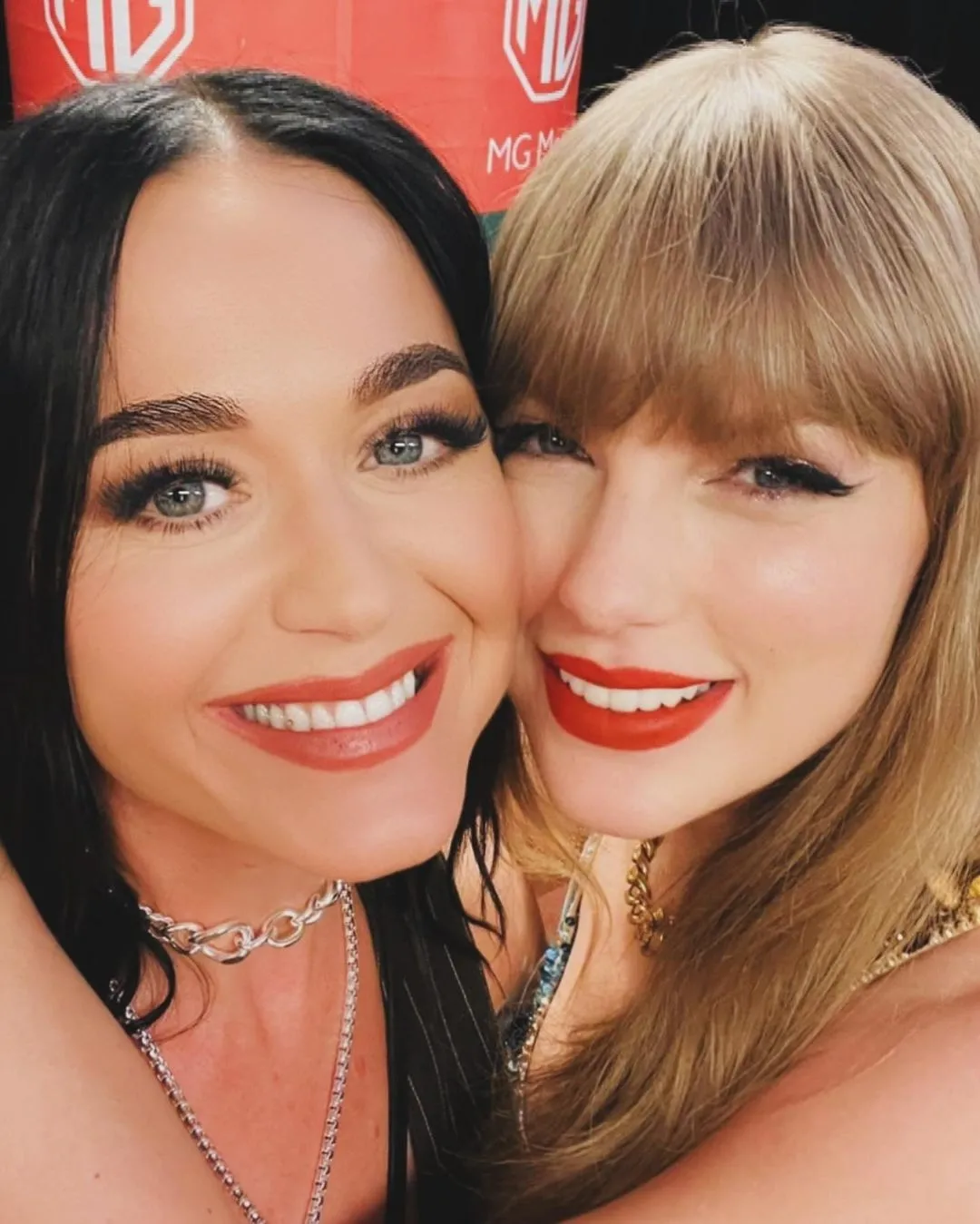 Katy Perry publicou uma foto com Taylor Swift
