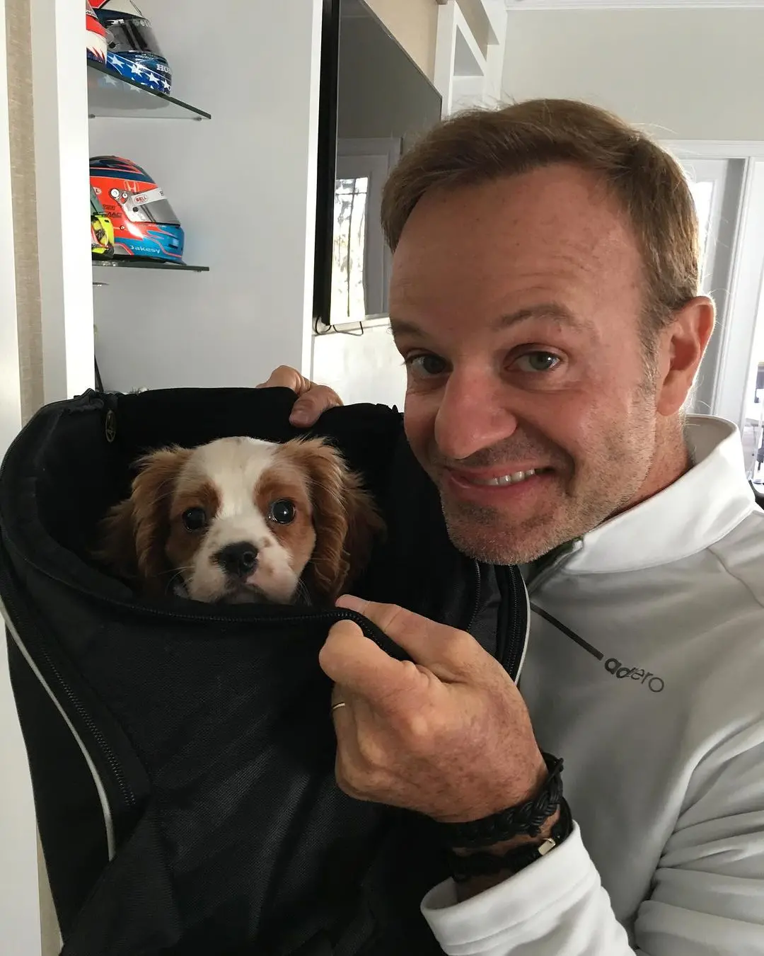 Imagem da notícia: Rubinho Barrichello lamenta morte de cachorro que ingeriu 11 bitucas de cigarro: 'Foi cedo demais'