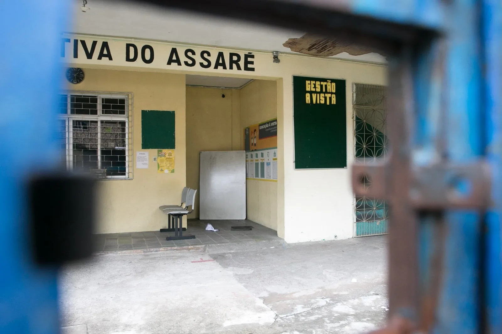 Na entrada da escola, é possível ver trecho com ferragens expostas no teto