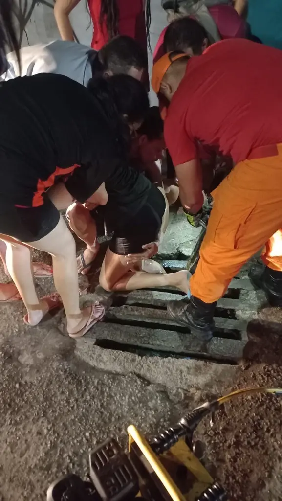 Imagem da notícia: Mulher prende pé em bueiro de Maracanaú e precisa ser resgatada pelo Corpo de Bombeiros