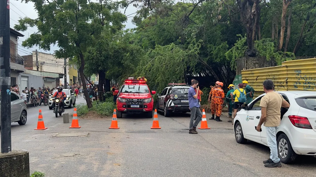Equipes do Corpo de Bombeiros e da Defesa Civil foram acionadas ao local
