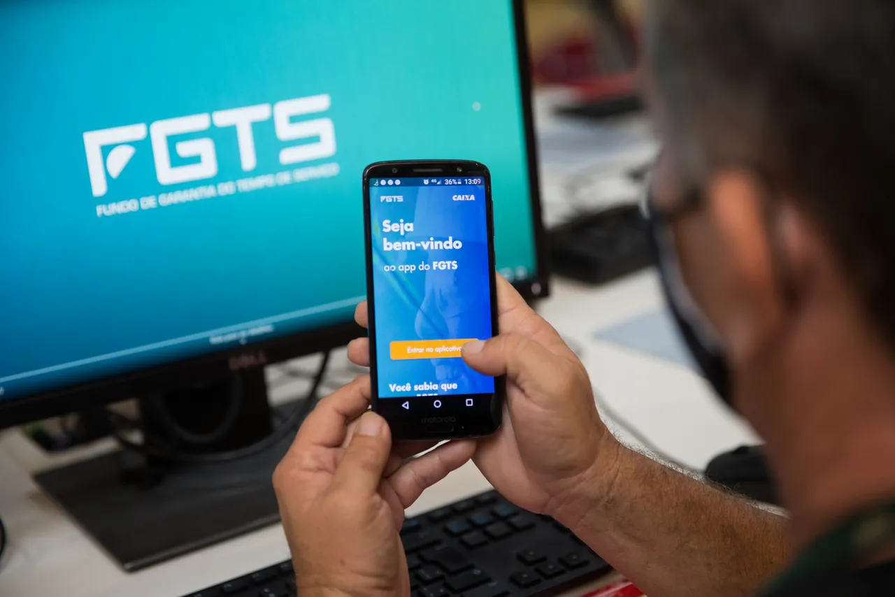 Para que os trabalhadores possam acompanhar os depósitos do FGTS, a Caixa Econômica Federal disponibiliza consulta em site e aplicativo onde o trabalhador visualiza mês a mês o valor depositado e fica a par de saques ou outras movimentações na conta