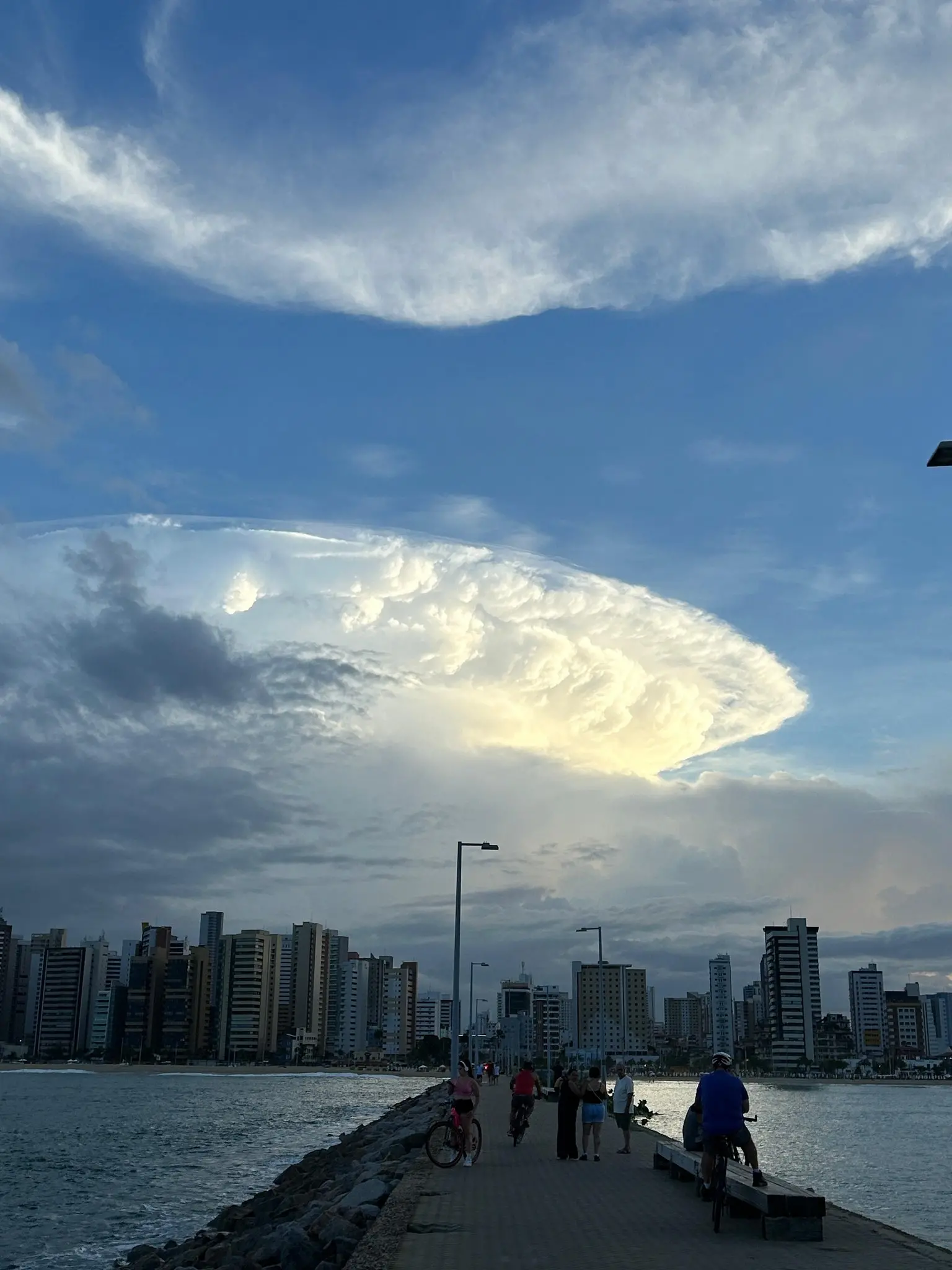 Imagem da notícia: Nuvem Cumulonimbus vista em Fortaleza pode indicar 'chuvas intensas'