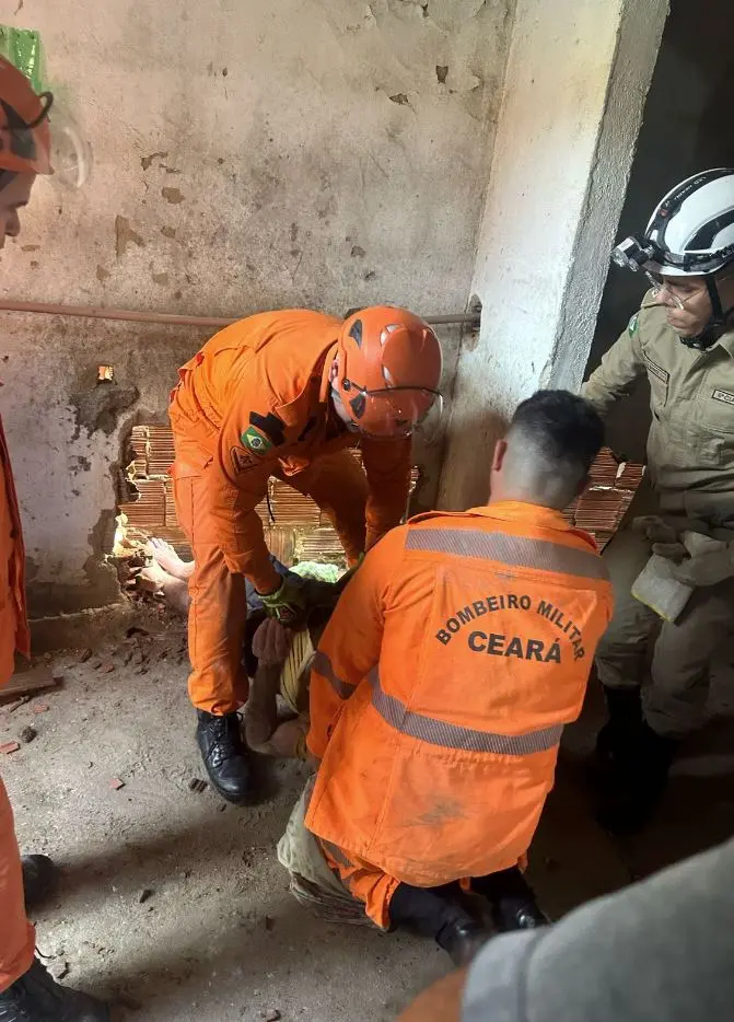 Imagem da notícia: Idoso é resgatado pelos bombeiros após ficar preso entre paredes, no Interior do Ceará