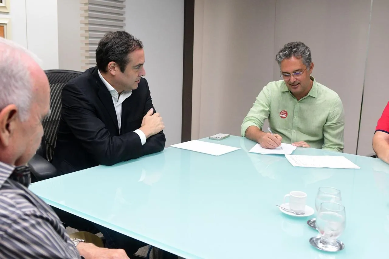 Paulo Câmara, presidente do BNB e Murilo Pascoal, CEO do Beach Park, assinam financiamento de R$ 86 milhões