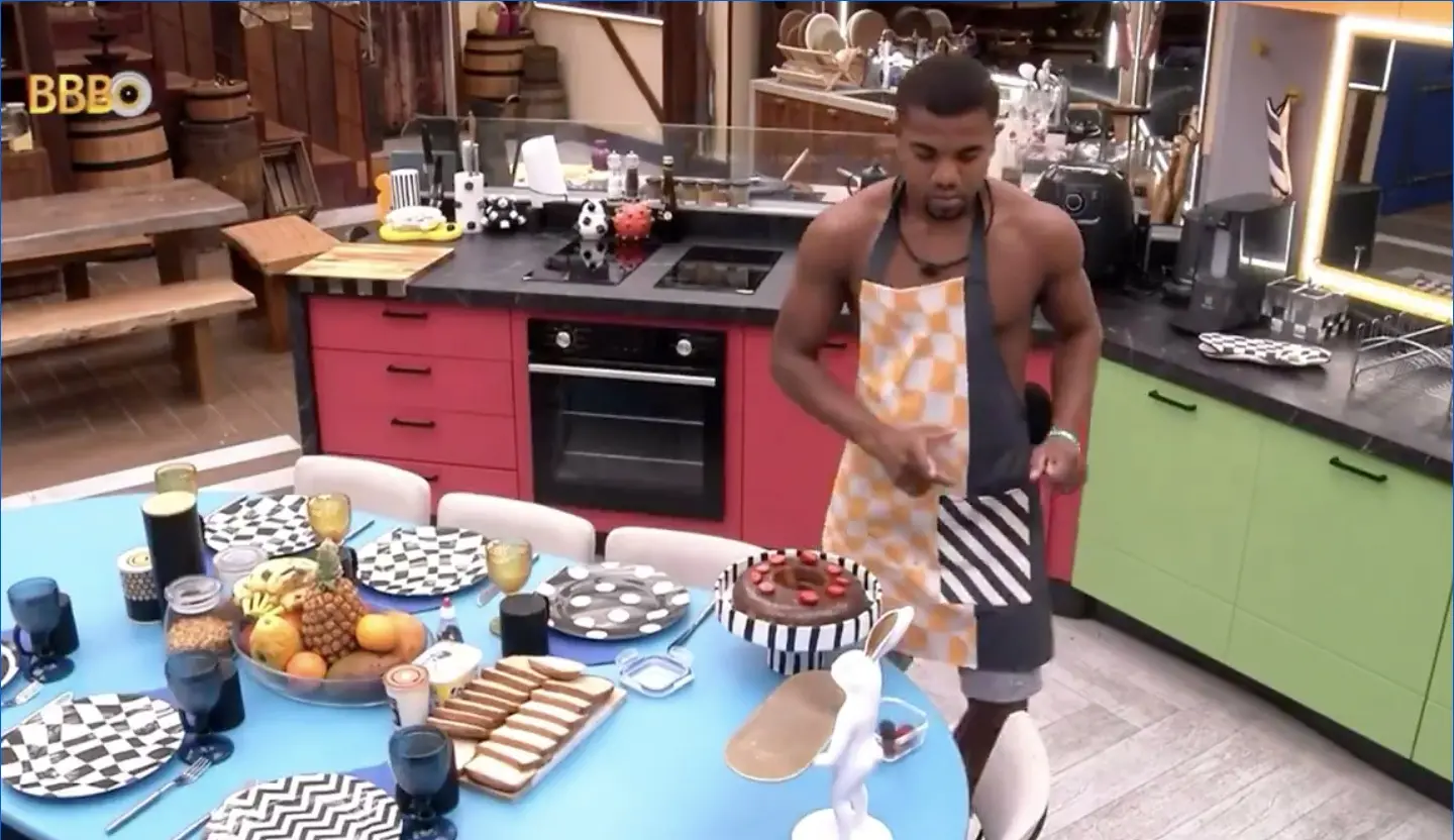 Imagem da notícia: Davi faz bolo para Rodriguinho no BBB 24, mas cantor está na Xepa e não pode comer