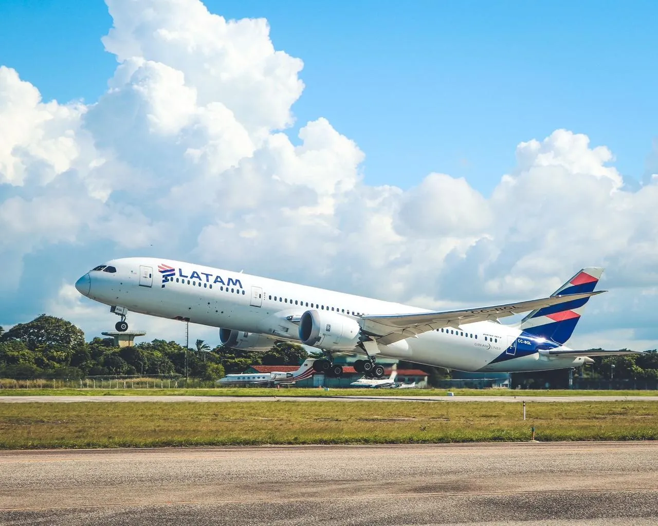 Latam opera voos de Fortaleza para Miami e para diversos destinos no Norte e Nordeste do País