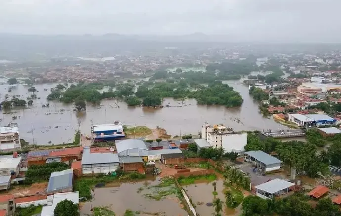 Imagem da notícia: Rio em Santa Quitéria transborda após chuvas e famílias ficam desalojadas; Prefeitura pede doações