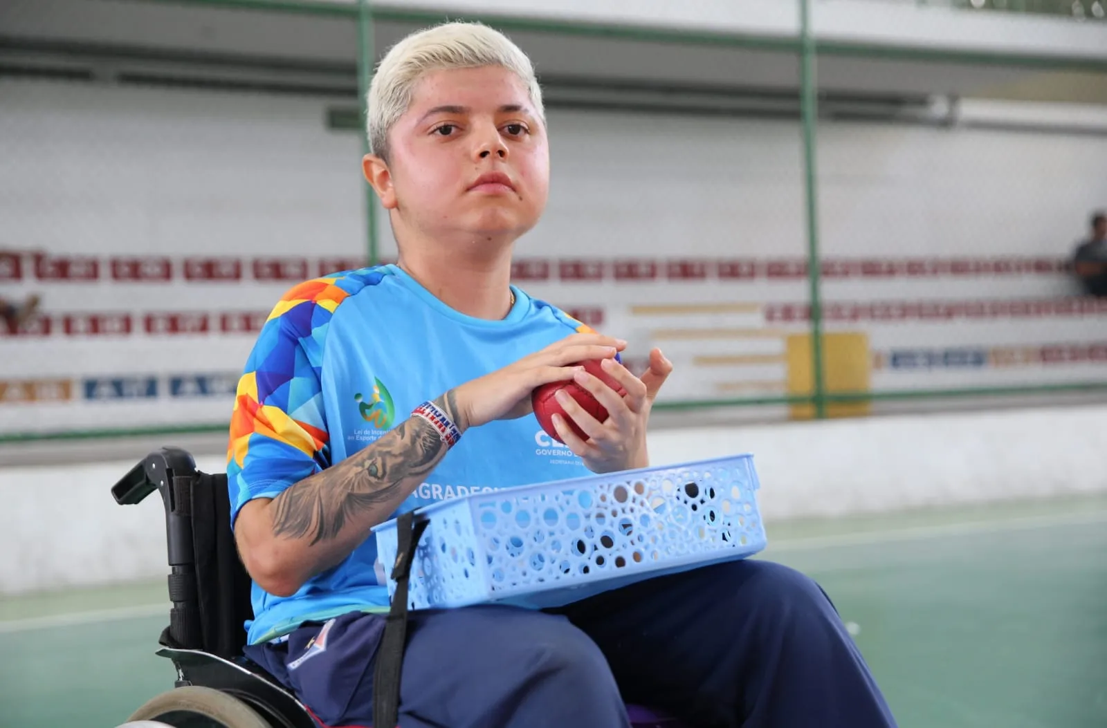 Além de praticar bocha adaptada, o jovem de 18 anos integra o time de power soccer do Fortaleza