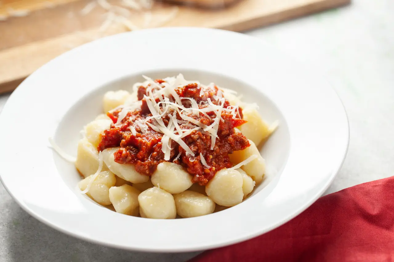 Tradição italiana manda comer nhoque no dia 29 de cada mês com moedas ou notas de qualquer valor embaixo do prato para atrair fortuna
