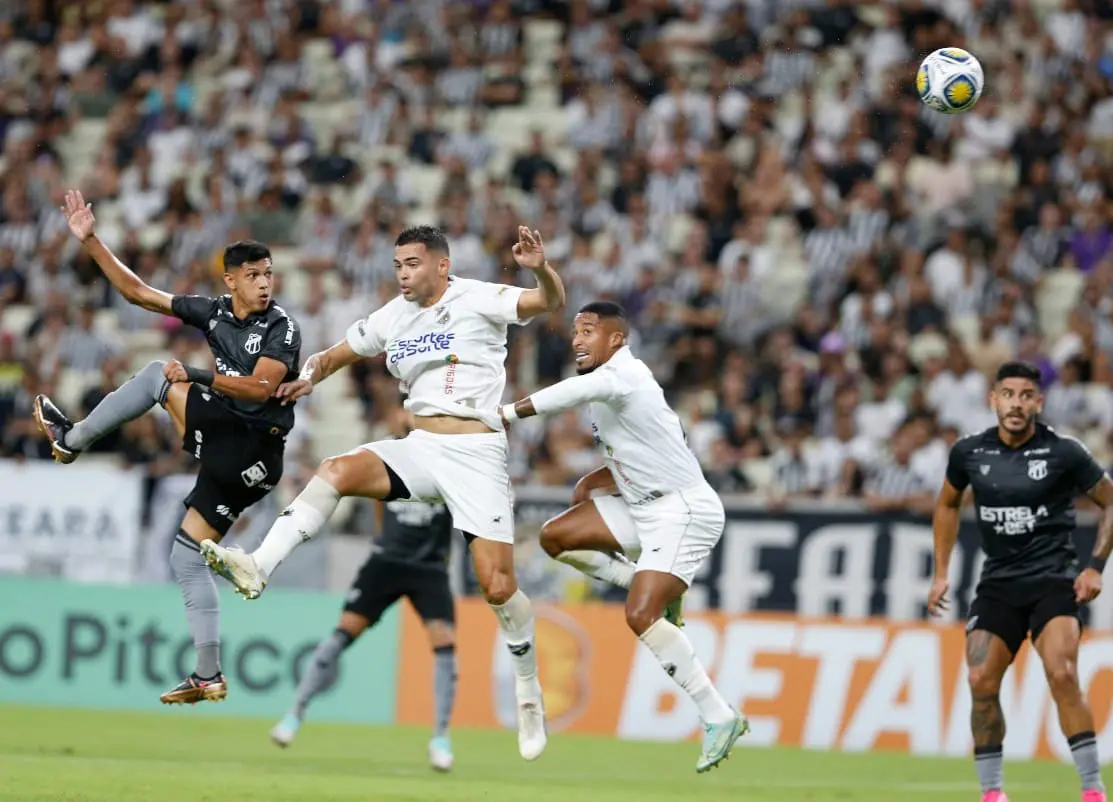 Erick Pulga disputa bola em Ceará x ABC