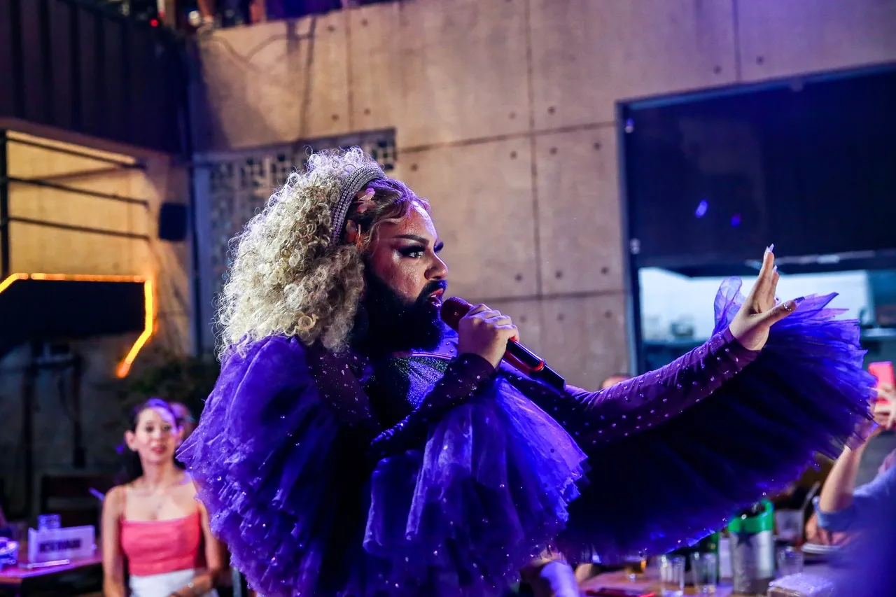 Mulher Barbada é cantora e expoente da cena drag cearense