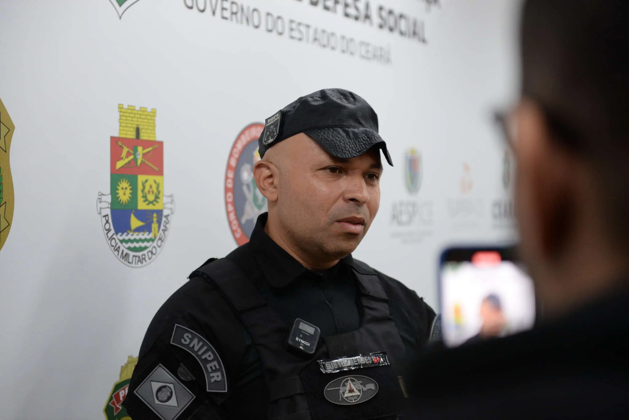 Imagem da notícia: Atirador de elite que salvou bebê feito refém pelo pai em farmácia recebe honraria do Estado