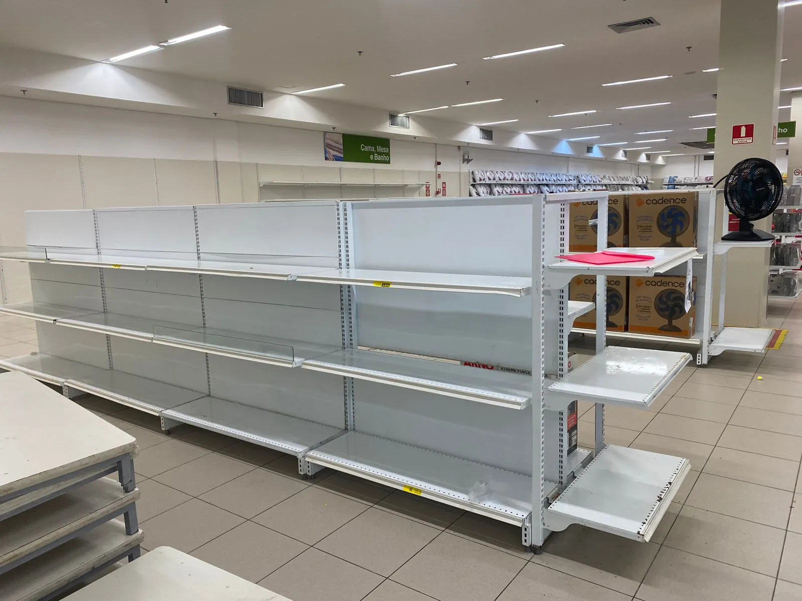 Nas Americanas do Shopping Iguatemi, há pouca movimentação nos corredores de eletrodomésticos e cama e mesa. O fluxo de clientes se concentra na parte dos chocolates