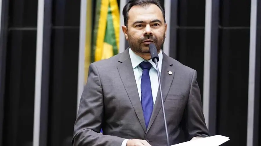 Imagem da notícia: Deputado federal cearense dá consultoria e tenta estimular uma 'bancada do livro' no Estado