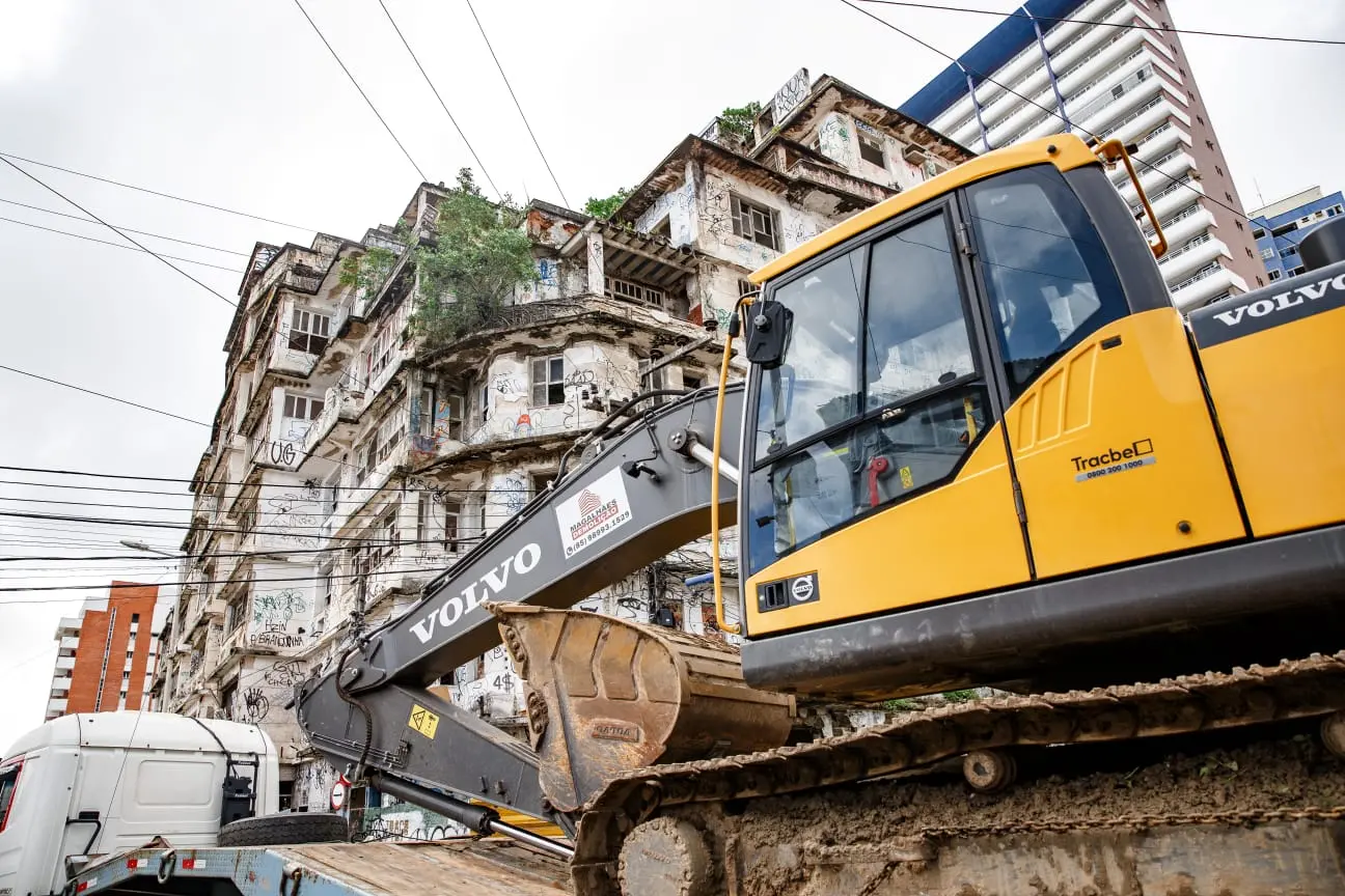 Imagem da notícia: Demolição do edifício São Pedro, na Praia de Iracema, deve durar até 90 dias