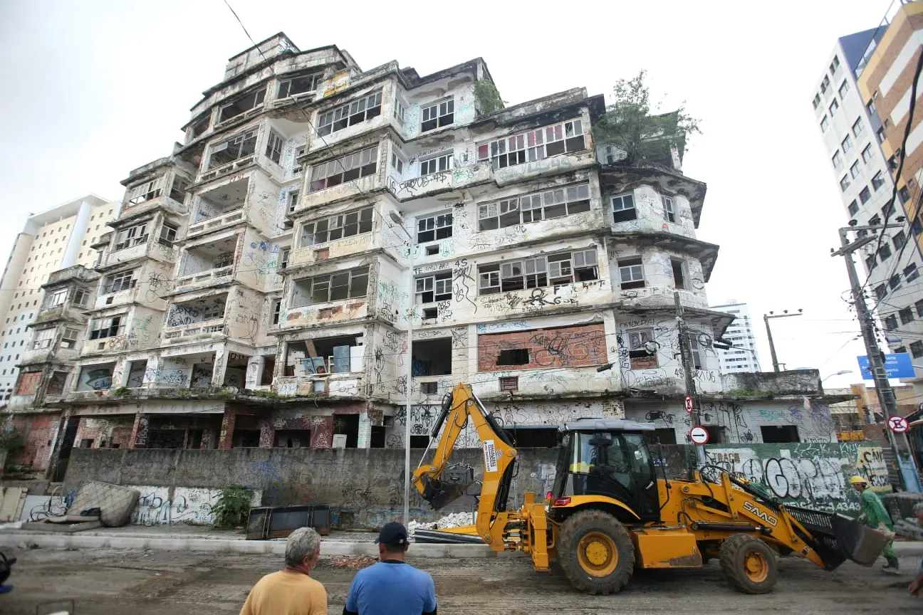 Imagem da notícia: Lento, econômico e seguro: o que dizem especialistas sobre método de demolição do Edifício São Pedro