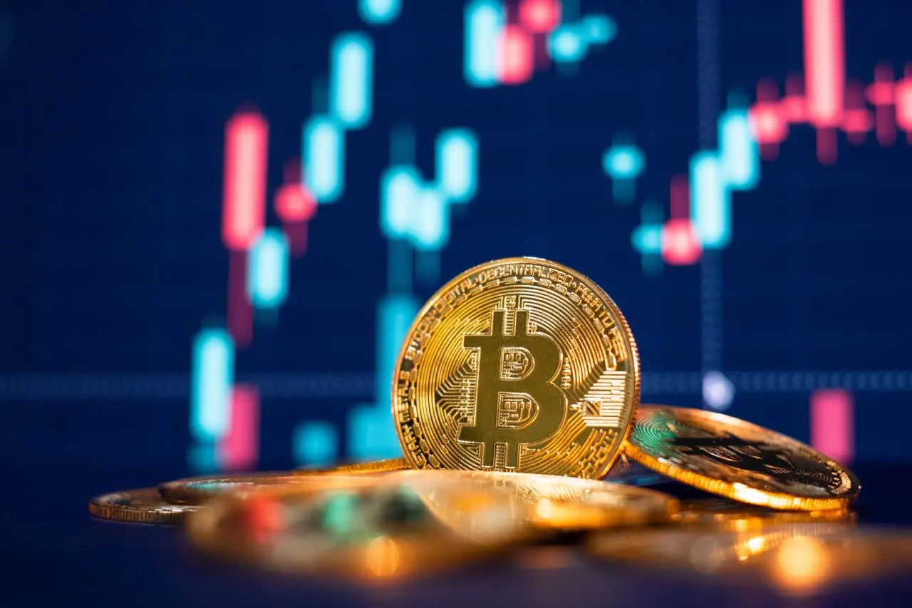 Imagem da notícia: Bitcoin renova máxima histórica; entenda a criptomoeda