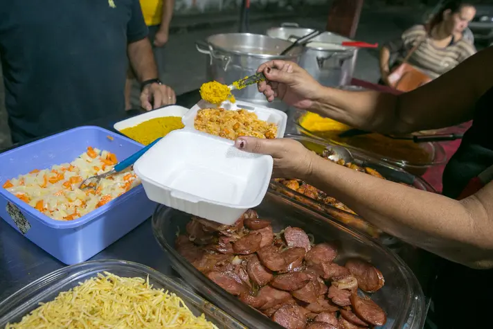 Imagem da notícia: No Ceará, mulheres são maioria na informalidade e seguem ganhando menos que os homens