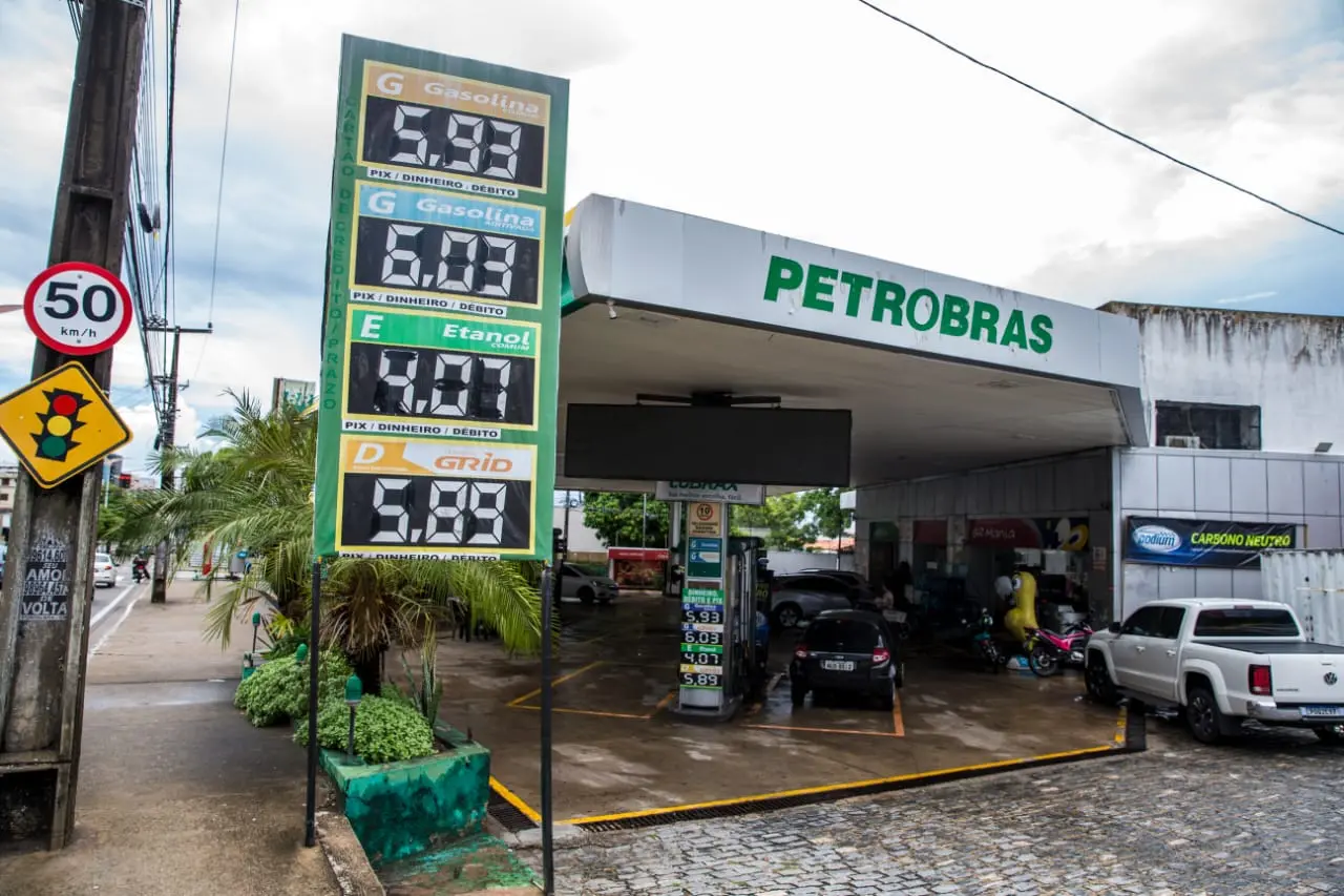 Imagem da notícia: Preço da gasolina cai em Fortaleza e litro tem valor menor do que antes de aumento do ICMS