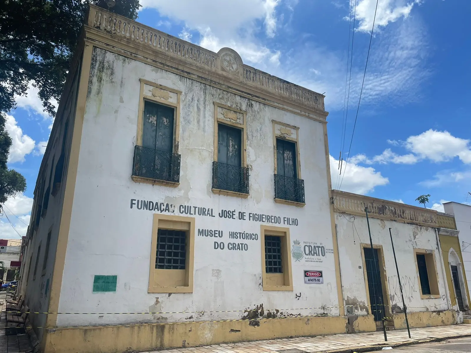 Prédio degradado no Museu do Crato