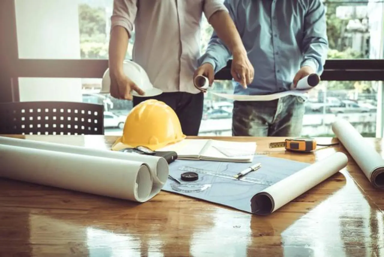 Engenheiros discutindo construção