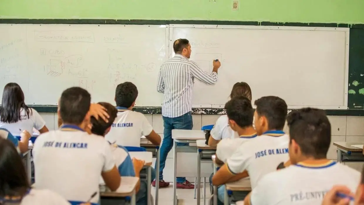 Imagem da notícia: Elmano anuncia pagamento da 3ª parcela dos precatórios do Fundef a 50 mil professores; veja detalhes