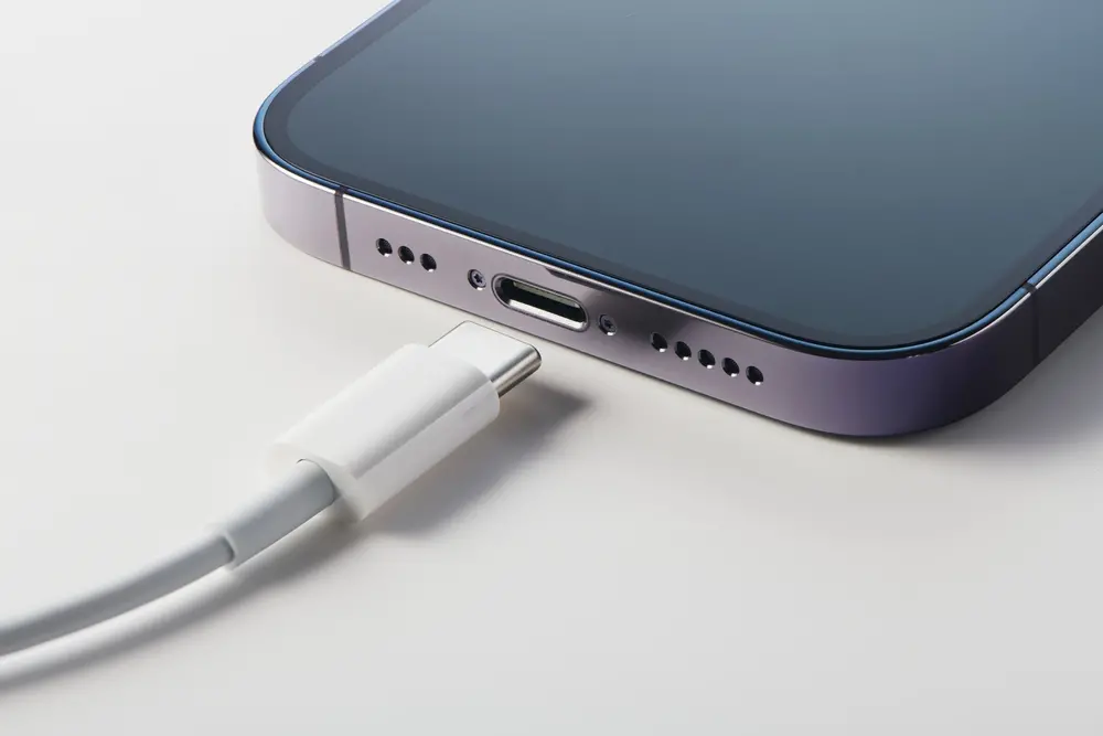 Imagem da notícia: Apple desaconselha dormir próximo de celular durante carregamento