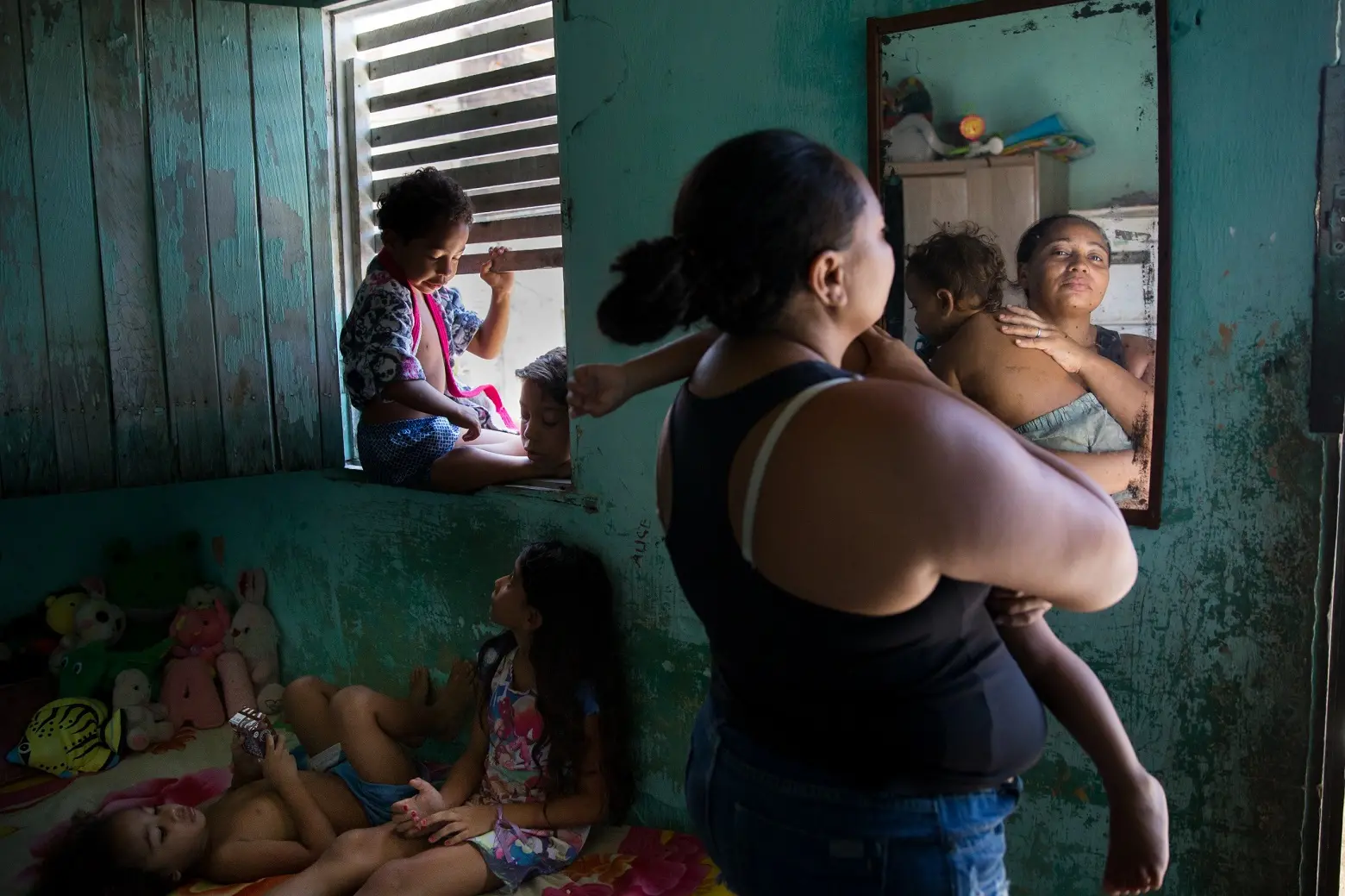 Imagem da notícia: Mulheres cearenses dedicam o dobro de horas por semana que homens a cuidados ou afazeres domésticos