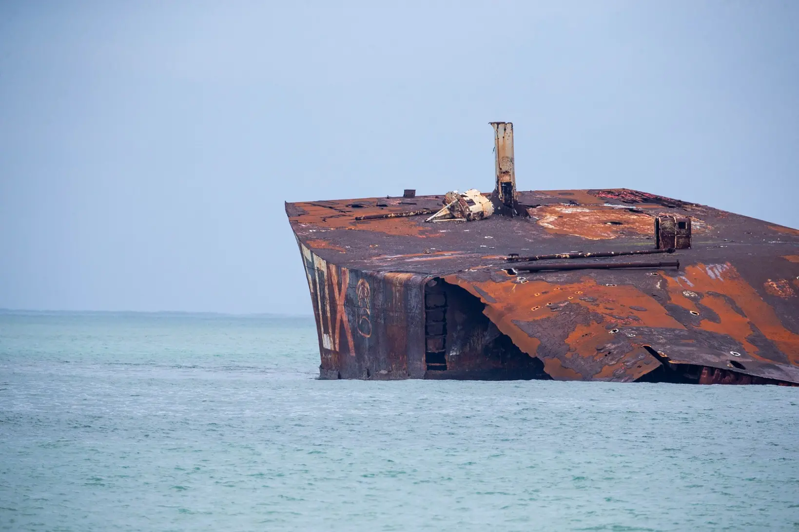 Imagem da notícia: ‘Rampa’ do Mara Hope: entenda riscos de se aventurar na carcaça de navio encalhado em Fortaleza