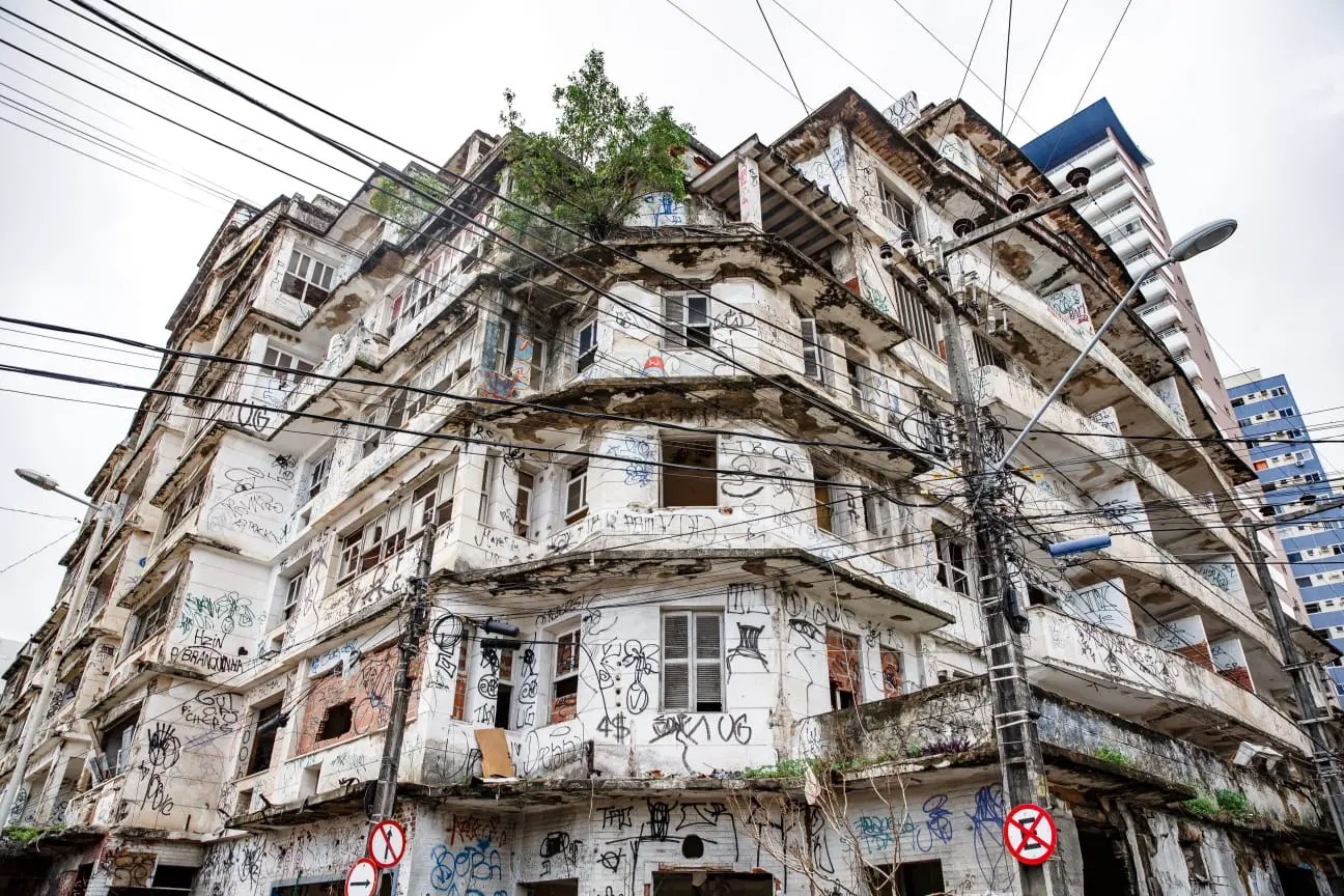 Imagem da notícia: Demolição do Edifício São Pedro decorre da 'omissão e negligência com a preservação', diz IAB-CE