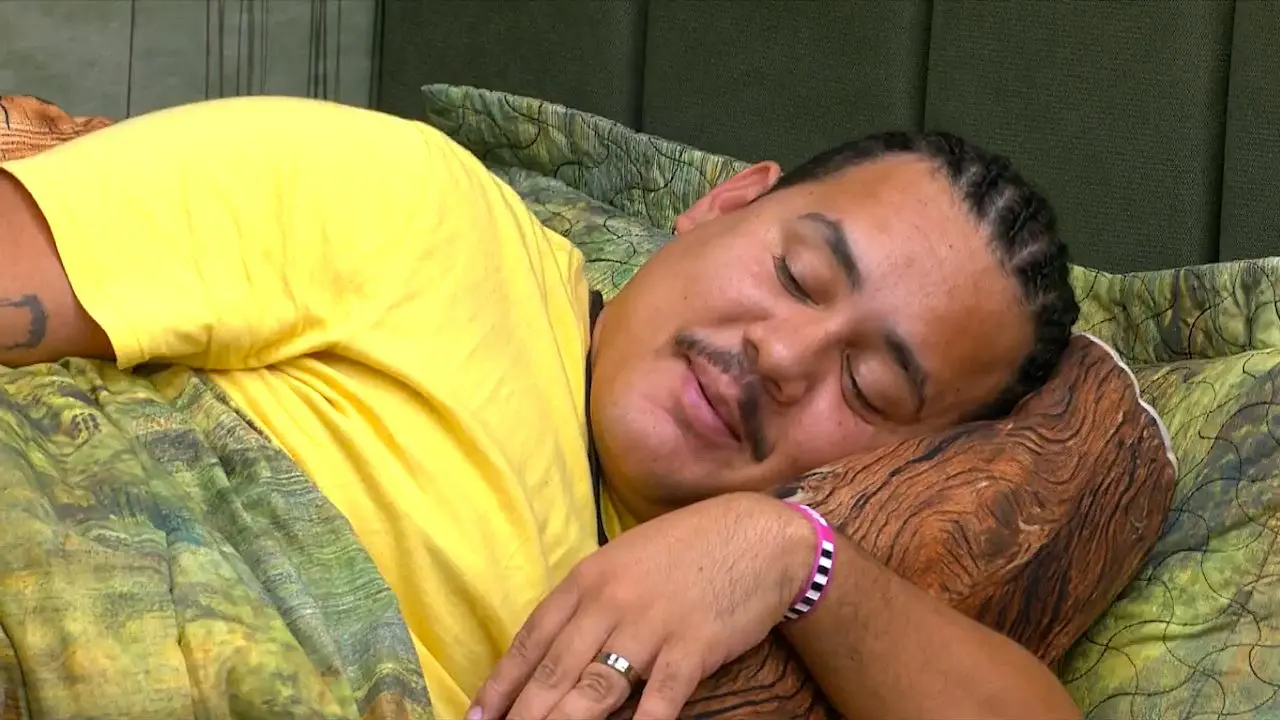Imagem da notícia: Sem saber de término, Lucas Buda batiza almofada com nome da esposa no BBB 24
