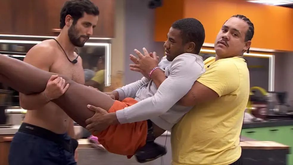 Imagem da notícia: BBB 24: Davi passa mal e precisa ser levado ao confessionário por brothers