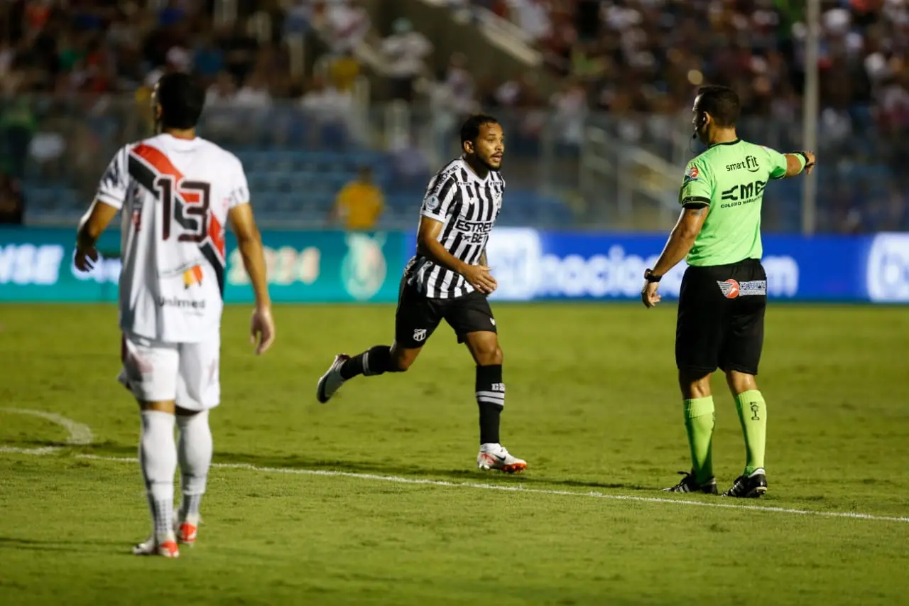 Lourenço comemora gol pelo Ceará