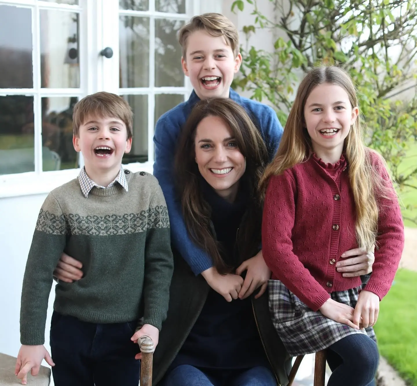 Imagem da notícia: Foto de Kate Middleton com os filhos é deletada de agências de notícias, que alegam manipulação
