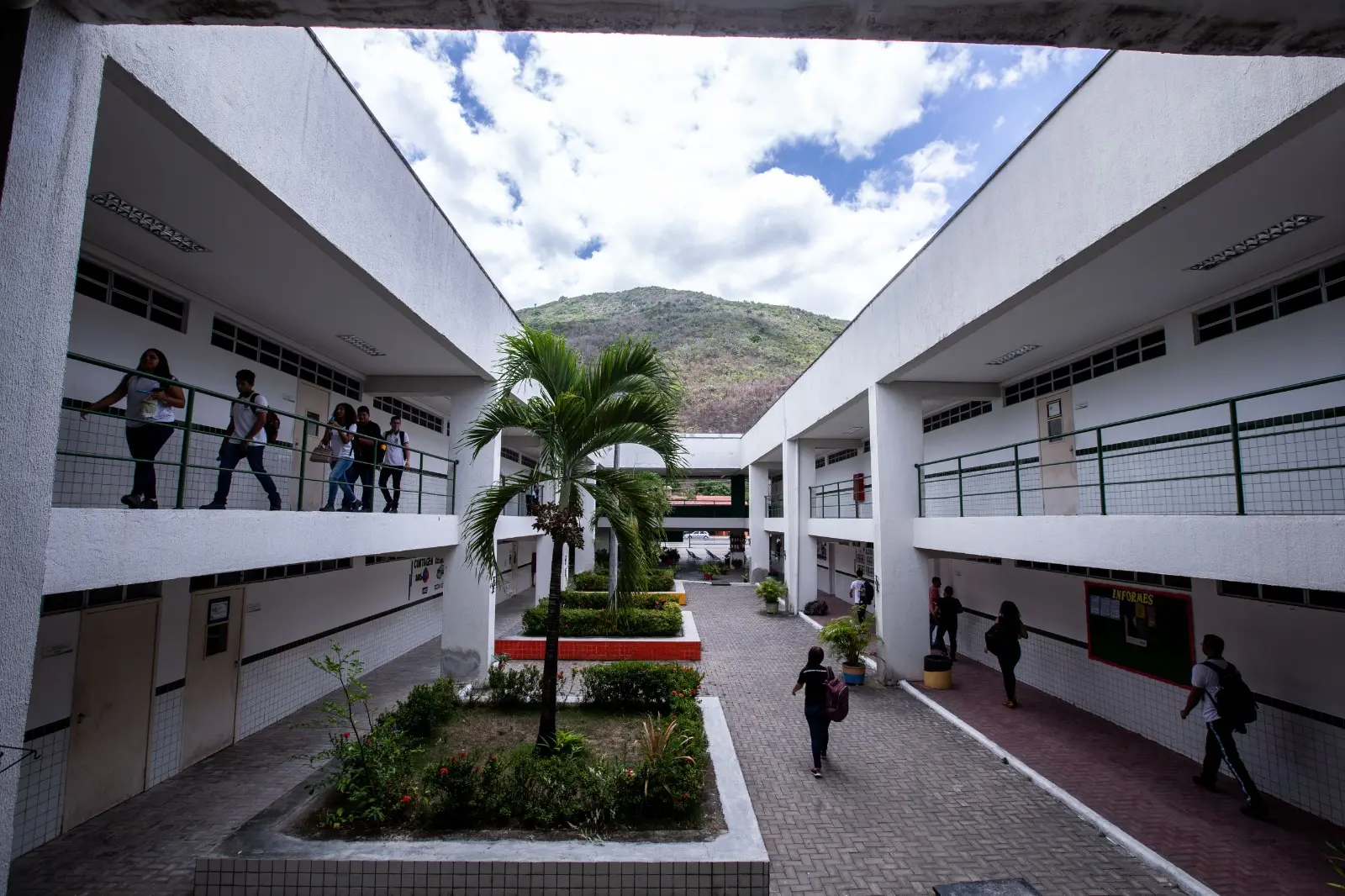 Imagem da notícia: Com problema elétrico, escola pública do CE tem parte das aulas em salas sem energia e parte remota