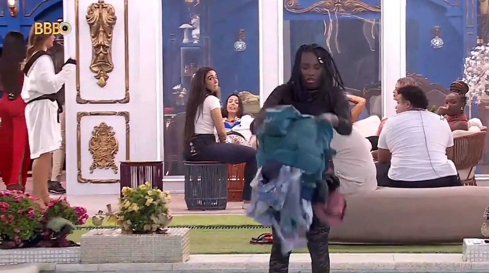 Imagem da notícia: BBB 24: Leidy Elin joga roupas do Davi na piscina durante briga; veja vídeo