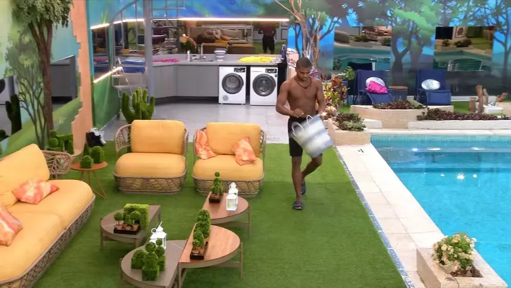 Imagem da notícia: Davi enche balde com água da piscina em plano para atacar Leidy no BBB 24