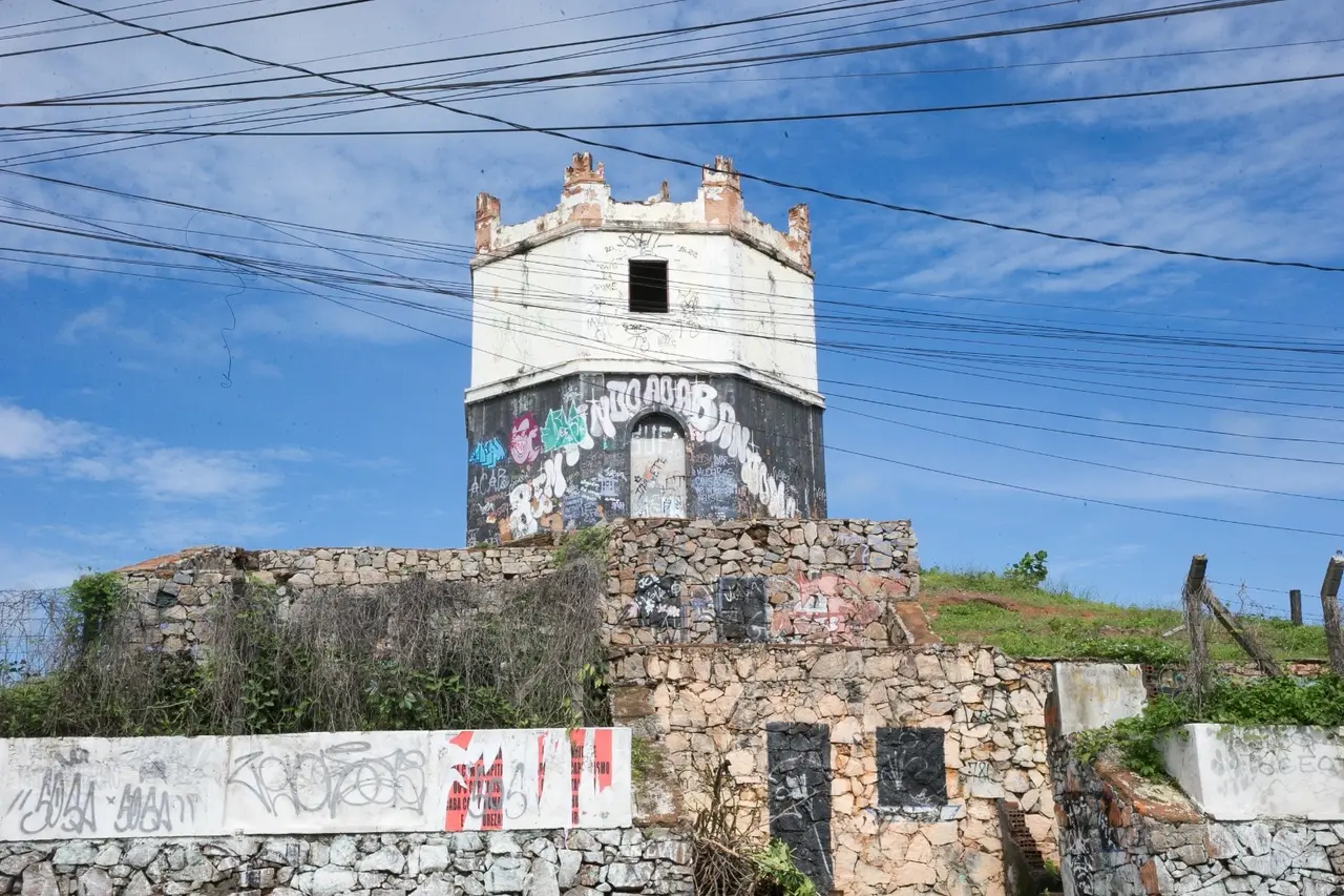 Imagem da notícia: Degradado e interditado há 5 anos, Farol do Mucuripe tem R$ 2,6 mi para reforma sem data de início