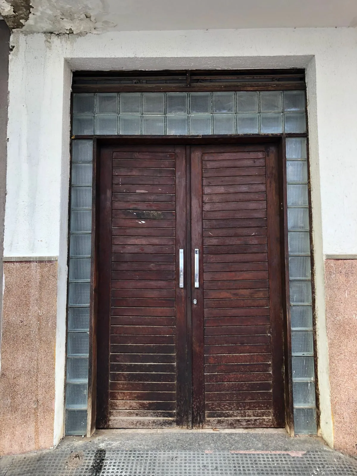 Aqui é preciso perguntar aos pedestres mais experientes se aquela porta de madeira ladeada por estabelecimentos comerciais um dia levou ao antigo Cine Moderno