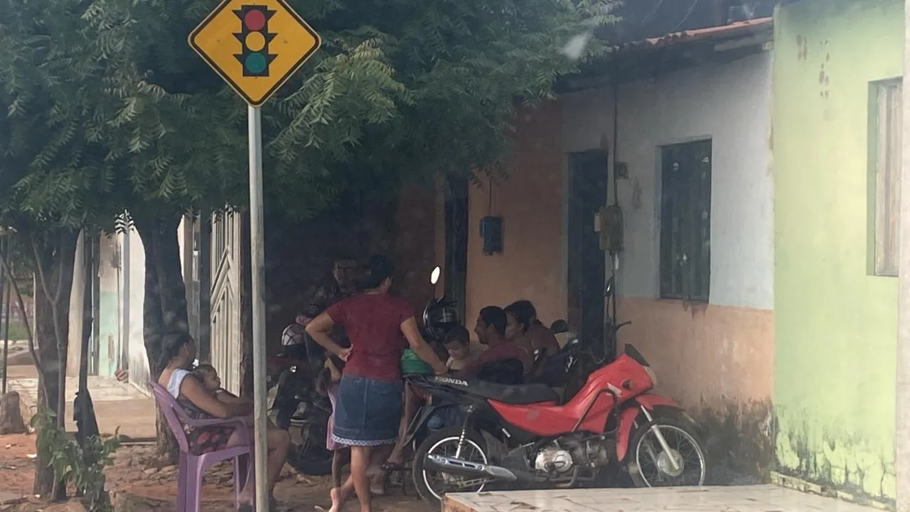 Sem poder ligar ventiladores ou ar-condicionado, ninguém aguentou ficar dentro de casa por conta do calor