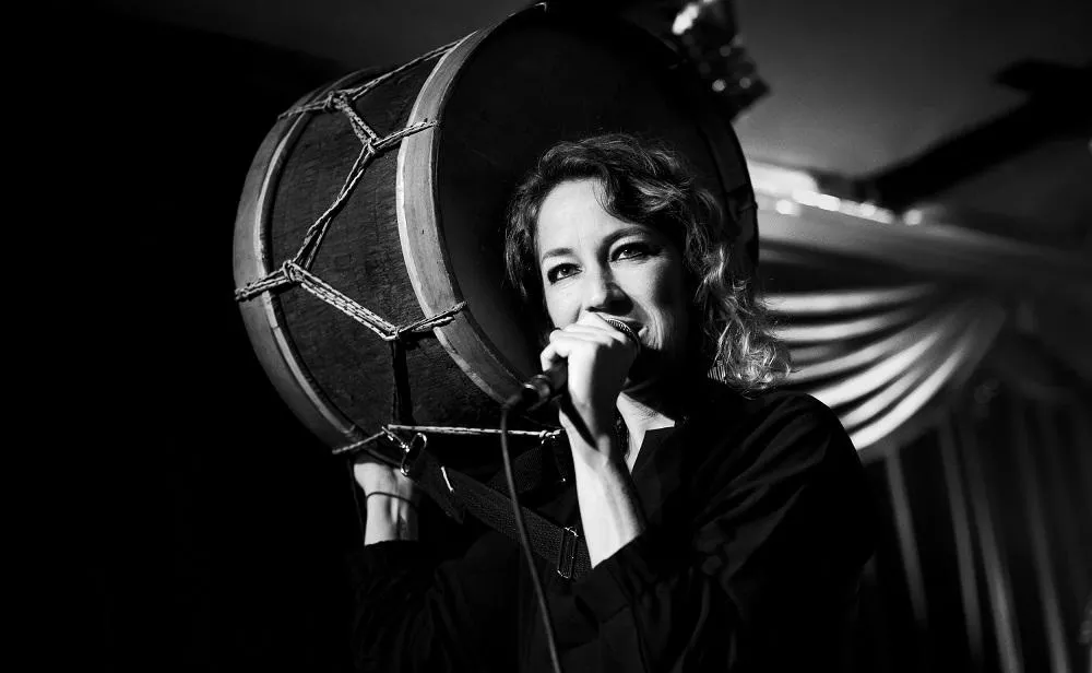 Karina Buhr fala sobre seu processo criativo que se divide entre cinema, tetro, música, literatura e artes plástica
