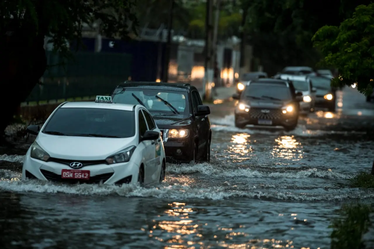 Imagem da notícia: Fortaleza amanhece sob chuvas intensas e alagamentos; veja fotos