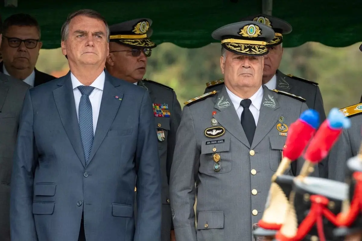 Imagem da notícia: Ex-chefe do Exército ameaçou prender Bolsonaro se ele insistisse em plano golpista