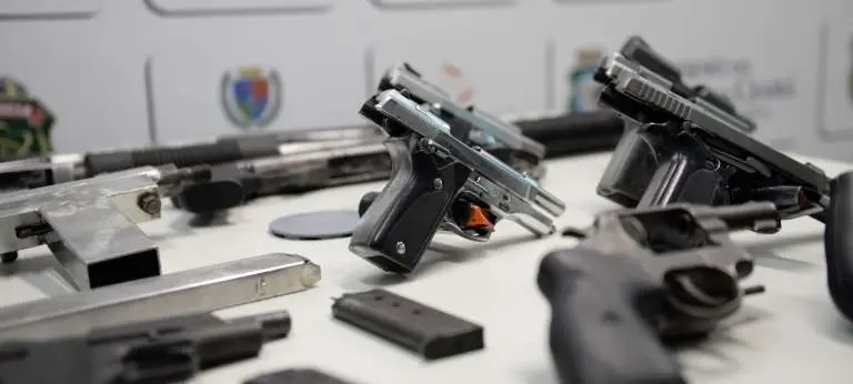 Imagem da notícia: Em fevereiro, 514 armas de fogo e 600 quilos de drogas foram apreendidos no Ceará