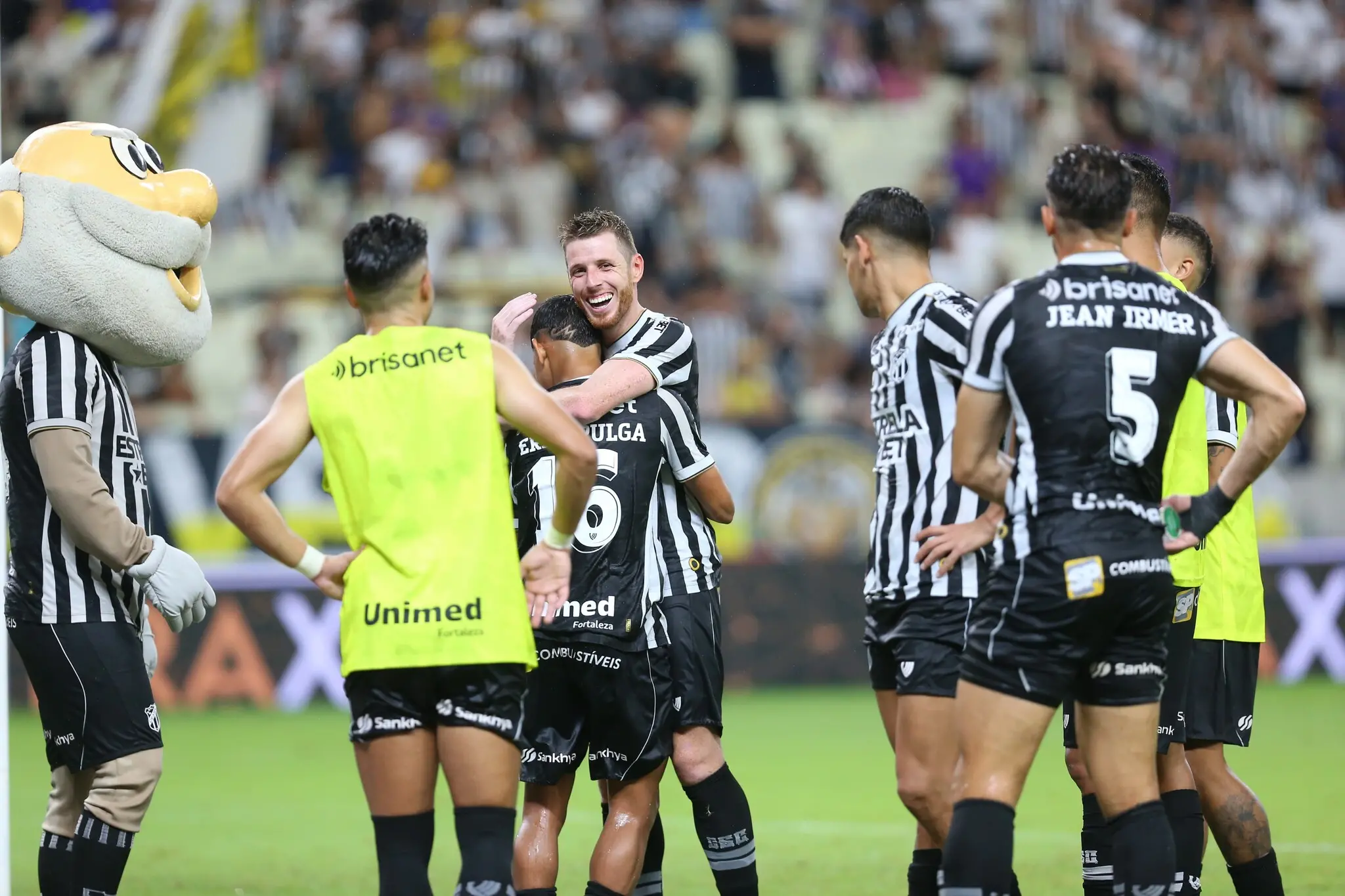 Jogadores do Ceará comemoram classificação às finais do Campeonato Cearense